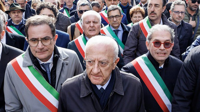 Scontro Meloni-De Luca sull’autonomia, il governatore in protesta a Roma: “L’unico insulto ieri lo ha rivolto la premier”