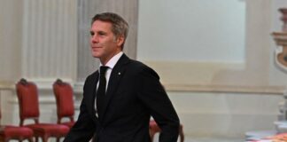 Funerali Vittorio Emanuele di Savoia, la terra di Napoli ai piedi della bara