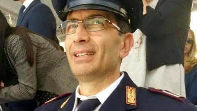 Folla e commozione ai funerali del poliziotto eroe Nicola Barbato, capo della Polizia: “Tuo esempio camminerà su nostre gambe”