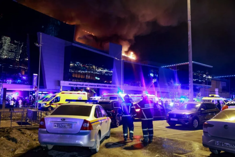 Attentato a Mosca, più di 140 morti: il Cremlino annuncia 11 arresti tra cui 4 terroristi. L’Isis rivendica