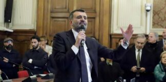 Migliaia in piazza a Bari, solidarietà al sindaco Decaro: “Non ci facciamo ricattare”