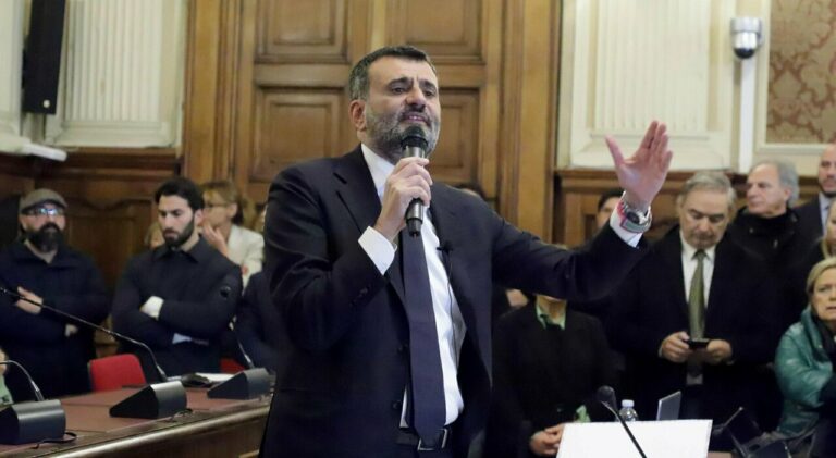 Migliaia in piazza a Bari, solidarietà al sindaco Decaro: “Non ci facciamo ricattare”