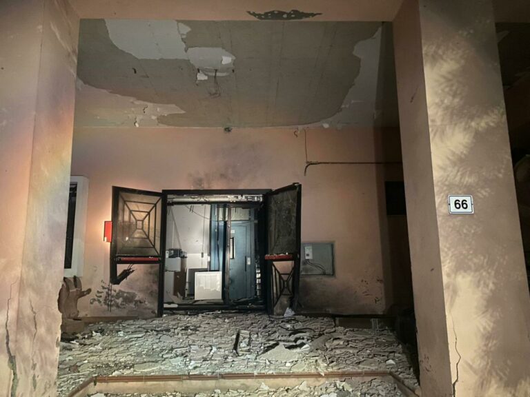 Bomba al Municipio nel Nuorese, gravi danni alla facciata e ad alcuni uffici