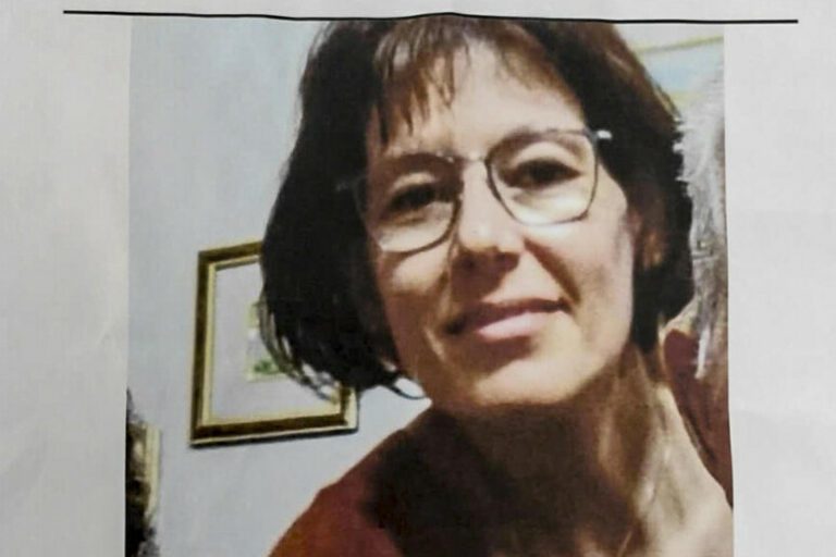 Donna trovata morta a Ischia, oggi fiaccolata e domani i funerali. Resta il giallo sulle cause