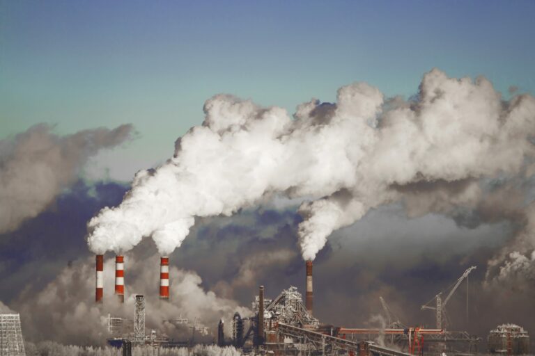 Agenzia Internazionale dell’Energia: “Nuovo record nel 2023 delle emissioni globali di CO2”