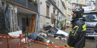 Napoli, fiume di fango in strada del Vomero: case e negozi allagati