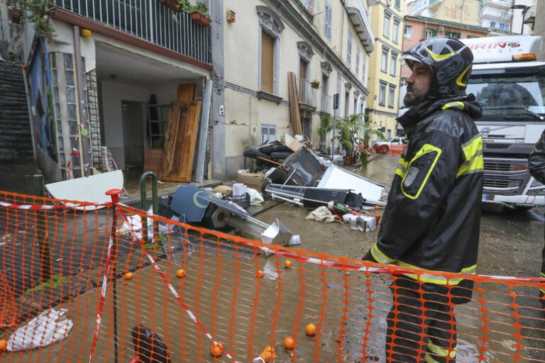 Napoli, fiume di fango in strada del Vomero: case e negozi allagati