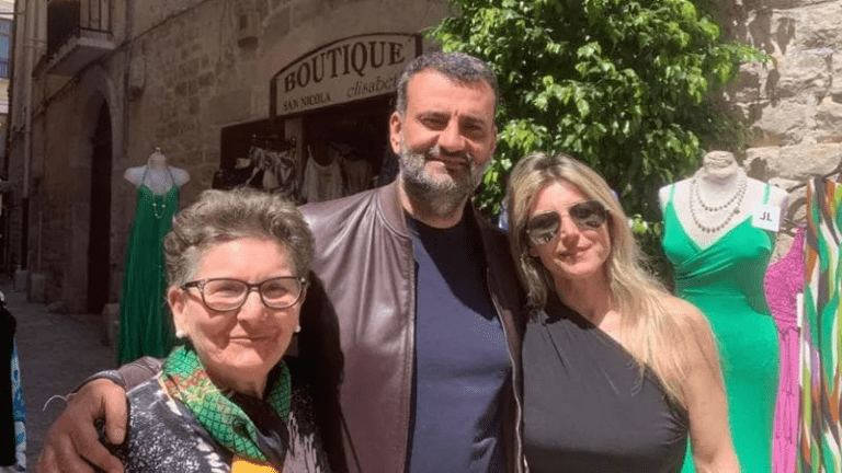 Decaro e la foto strumentalizzata dalla destra, il sindaco va al contrattacco: “Donne estranee alle attività dei clan”