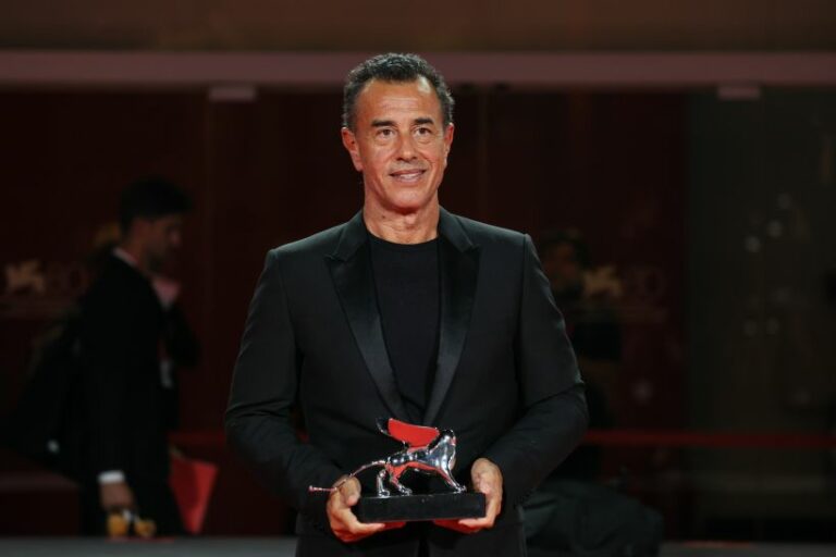 Oscar 2024, Matteo Garrone a Los Angeles per il miglior film internazionale: “Siamo una famiglia”