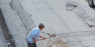 VIDEO Orta di Atella nel degrado. Santillo, Mattarella e il crocifisso. I cittadini riempiono le voragini nelle strade