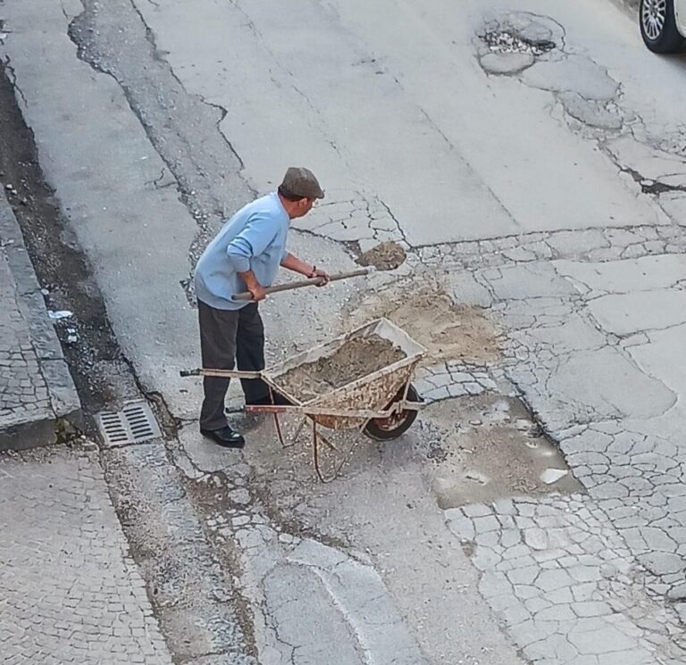VIDEO Orta di Atella nel degrado. Santillo, Mattarella e il crocifisso. I cittadini riempiono le voragini nelle strade