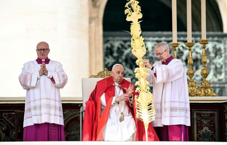 Papa Francesco svela come sarà il suo funerale: “Sarò nella bara, niente catafalco”