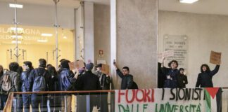 Protesta degli studenti alla Federico II, salta un dibattito: spinte con la polizia