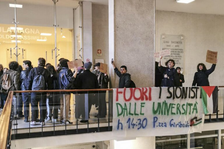 Protesta degli studenti alla Federico II, salta un dibattito: spinte con la polizia
