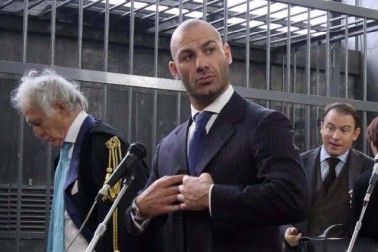 Il figlio di Bossi indagato per truffa sul reddito di cittadinanza, ha incassato indebitamente 280 euro al mese per 43 mensilità