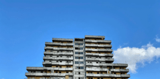 Scampia, aggredito perché gay: “Insulti e cicche sigarette spente addosso. Li denuncio”