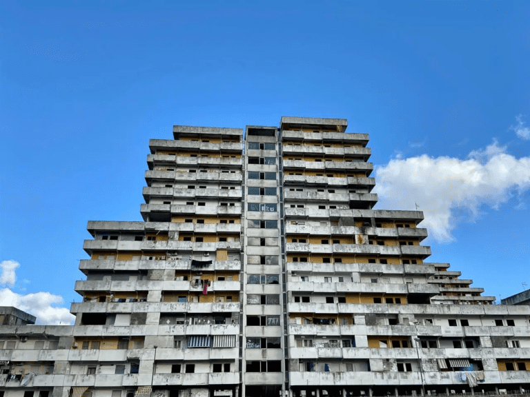 Scampia, aggredito perché gay: “Insulti e cicche sigarette spente addosso. Li denuncio”