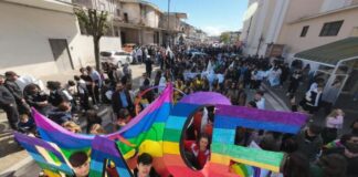 Anniversario dell’omicidio di Don Peppe Diana, migliaia di studenti in corteo. Piantedosi: “Il coraggio di Don Diana ci guida in lotta a mafie”