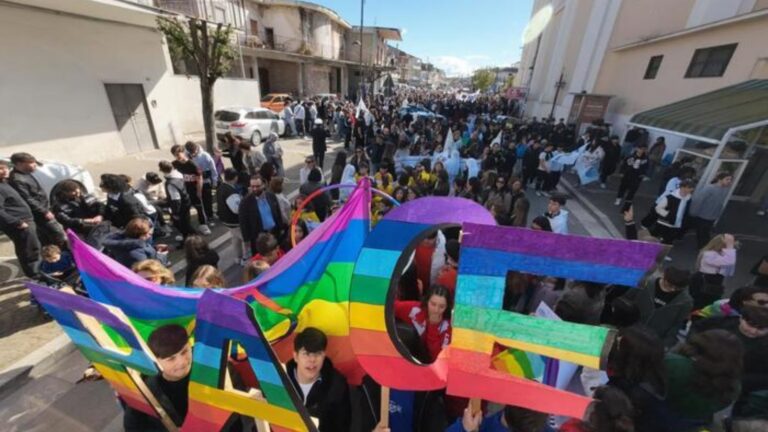 Anniversario dell’omicidio di Don Peppe Diana, migliaia di studenti in corteo. Piantedosi: “Il coraggio di Don Diana ci guida in lotta a mafie”