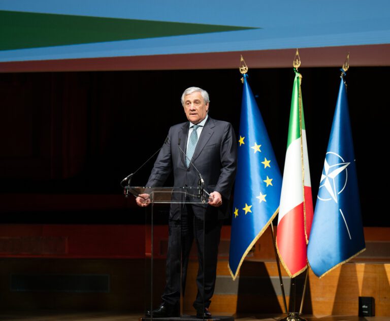 Otto razzi colpiscono la base italiana dell’Unifil in Libano. Tajani: “Inammissibile”