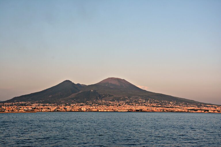 Vesuvio, a 80 anni dall’ultima eruzione: tre giornate dedicate a famiglie e studenti per conoscere il vulcano