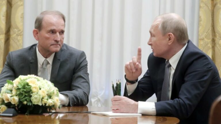 Scandalo Europarlamento, c’è Viktor Medvechuk dietro il pagamento degli eurodeputati: storico amico di Putin