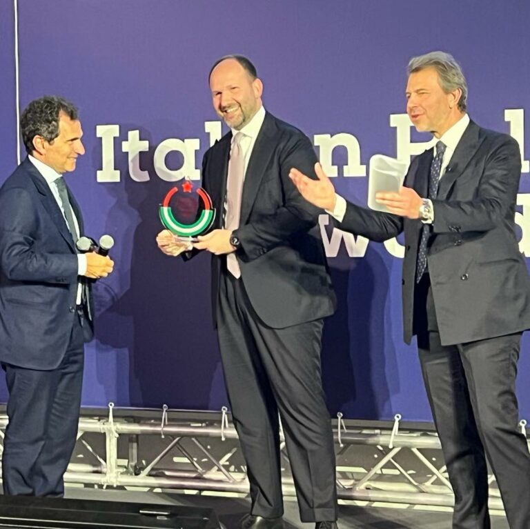 Terra dei fuochi, Zinzi premiato per la sua battaglia: “Un onore ricevere l’Italian Political Awards”