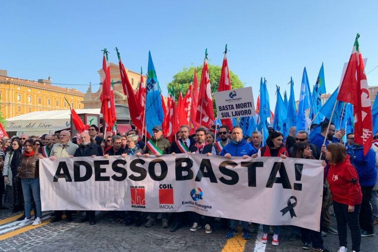 Cgil e Uil in piazza per sicurezza sul lavoro, sanità, fisco e salari: “Adesso basta”