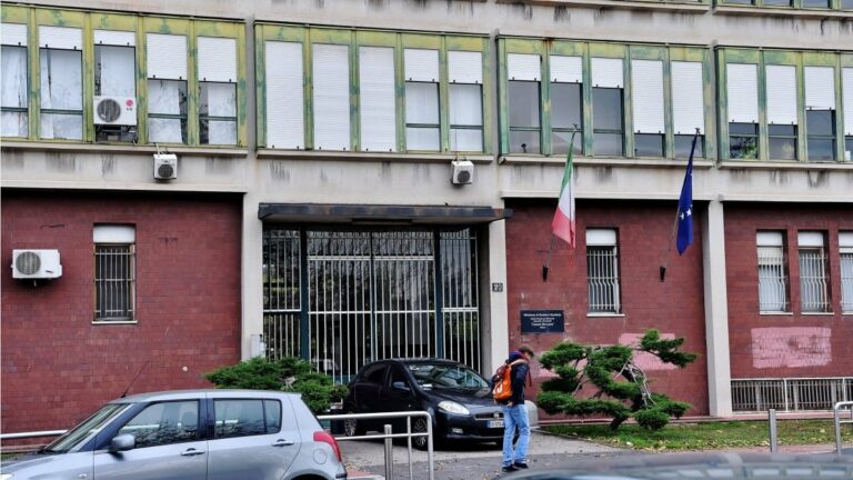 Violenze e torture nel carcere minorile di Milano, 13 agenti della polizia penitenziaria arrestati e 8 sospesi