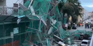 Aversa, crolla ponteggio da un palazzo: cinque feriti