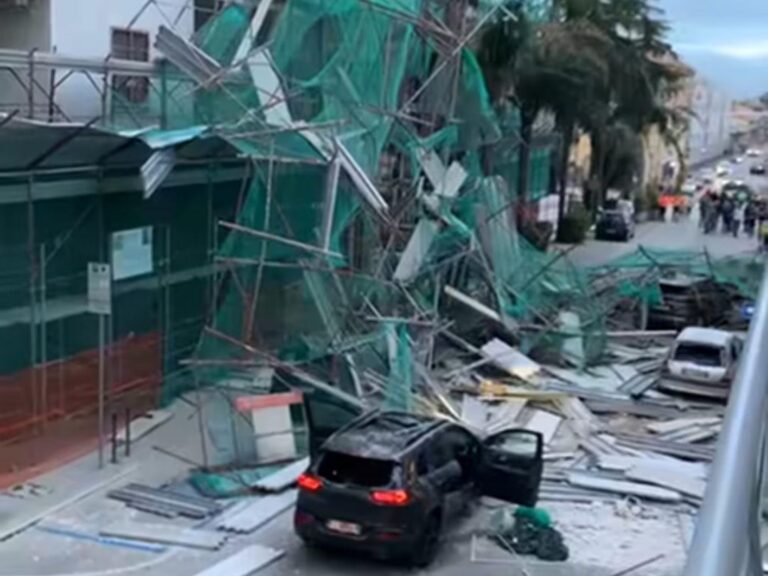 Aversa, crolla ponteggio da un palazzo: cinque feriti