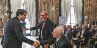 Napoli, stretta di mano tra Fitto e De Luca dopo insulti e denunce