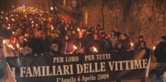 L’Aquila ricorda le 309 vittime del terremoto del 2009, fiaccolata a 15 anni dal sisma delle 3,32