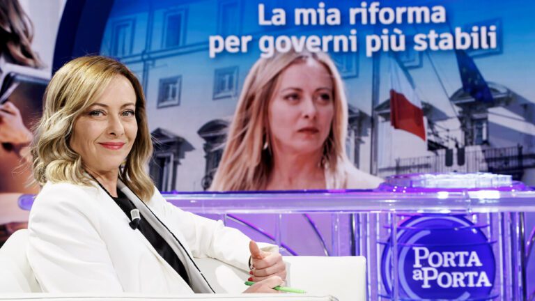 Par condicio, la destra vota da sola la norma che dà più spazio al governo. L’opposizione protesta: “Grave strappo”