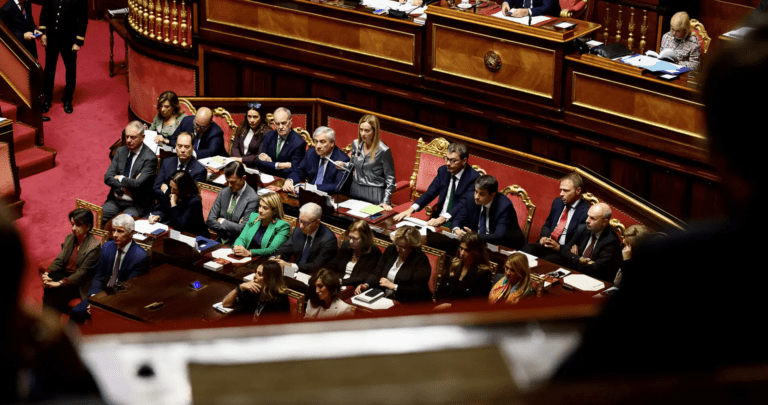 La maggioranza battuta sull’autonomia, caos in commissione: “Voto va ripetuto”. L’opposizione insorge