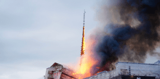 Danimarca, incendio alla vecchia Borsa di Copenhagen: crollata la guglia