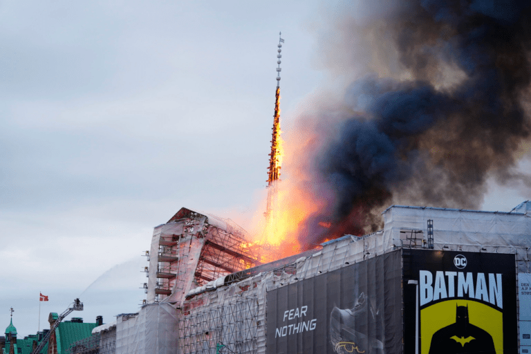 Danimarca, incendio alla vecchia Borsa di Copenhagen: crollata la guglia