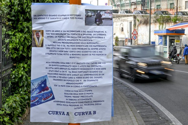 Napoli, manifesti degli ultras contro De Laurentiis e squadra: “Rispetto”
