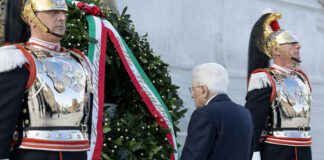 Mattarella depone una corona al Milite ignoto per il 25 Aprile, presenti anche la premier Meloni e i presidenti delle Camere