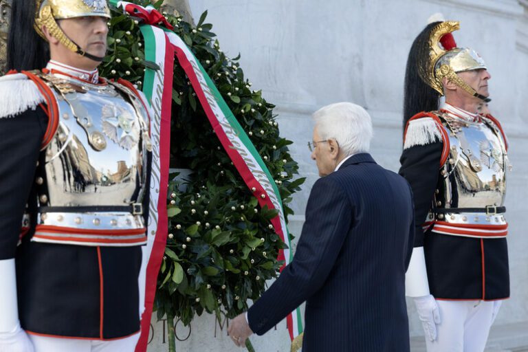 Mattarella depone una corona al Milite ignoto per il 25 Aprile, presenti anche la premier Meloni e i presidenti delle Camere