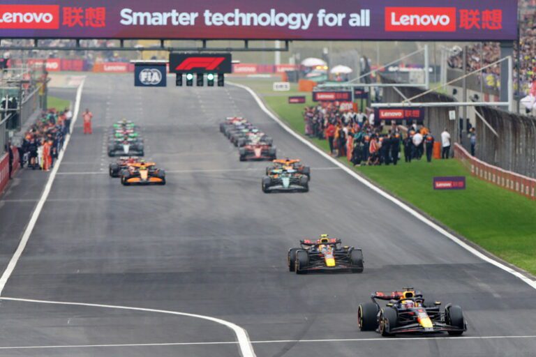F1 Gp di Cina, Verstappen vince davanti a Norris e Perez: quarto e quinto posto per le Ferrari
