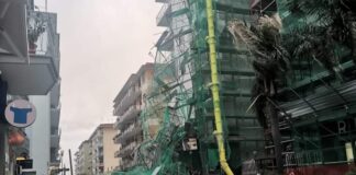 Paura ad Aversa, crolla ponteggio da un palazzo per la furia del vento: danni alle auto