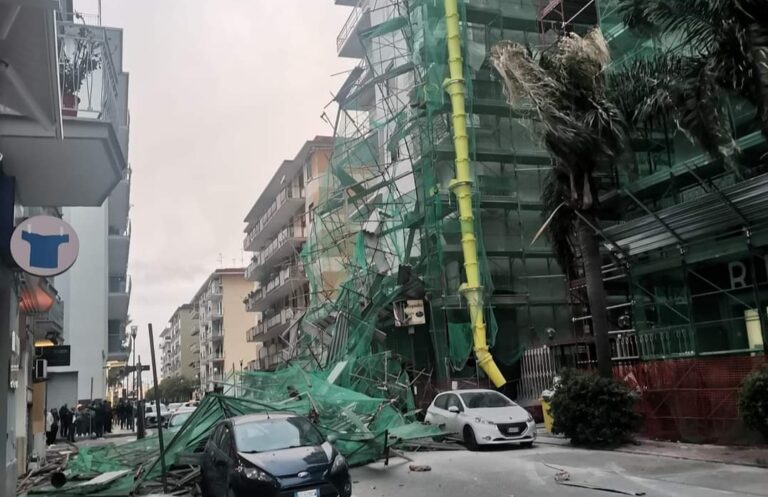 Paura ad Aversa, crolla ponteggio da un palazzo per la furia del vento: danni alle auto