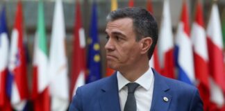 Spagna, il premier Sanchez resta al governo: “Ho deciso di proseguire”