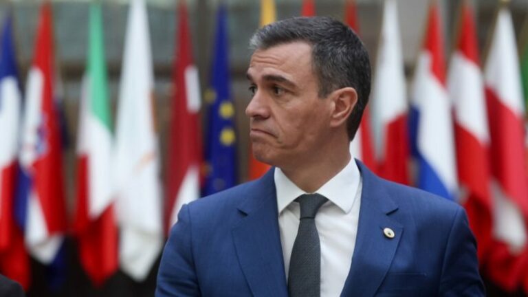 Spagna, il premier Sanchez resta al governo: “Ho deciso di proseguire”