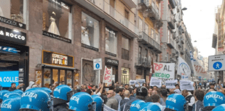 Napoli, protesta contro la Nato: scontri tra manifestanti e polizia a via Toledo