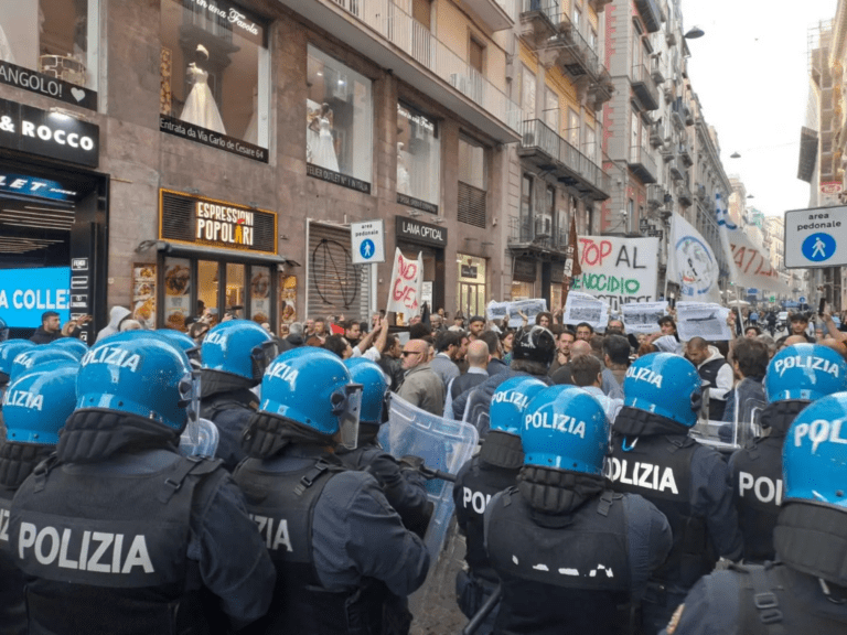 Napoli, protesta contro la Nato: scontri tra manifestanti e polizia a via Toledo