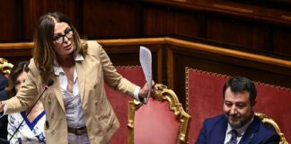 Da Santanchè a Salvini, doppia mozione di sfiducia in Parlamento: opposizioni in pressing sul governo