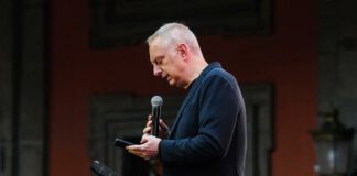 Applausi per Scurati a Napoli, lo scrittore legge il monologo: “Ora ho paura, ho un bersaglio sulla faccia”