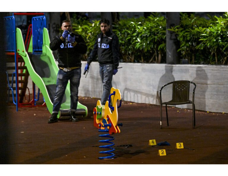 Donna ferita in un parco giochi a Napoli: “Salva per miracolo, ai ragazzi con la pistola dico: fermatevi”